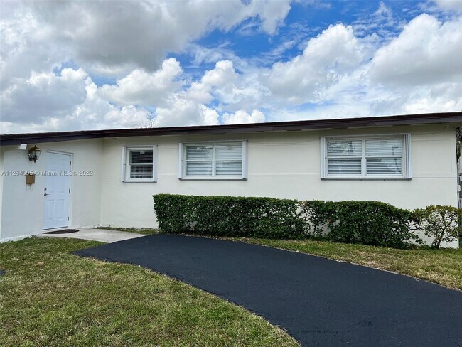 Building Photo - 601 W 51st Pl