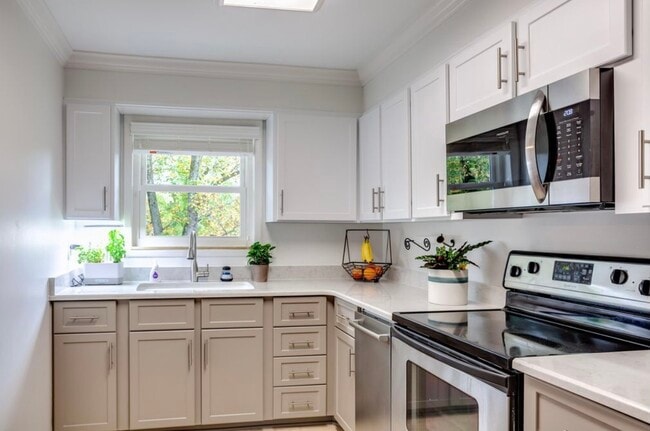 Building Photo - 7532 Luscombe Dr