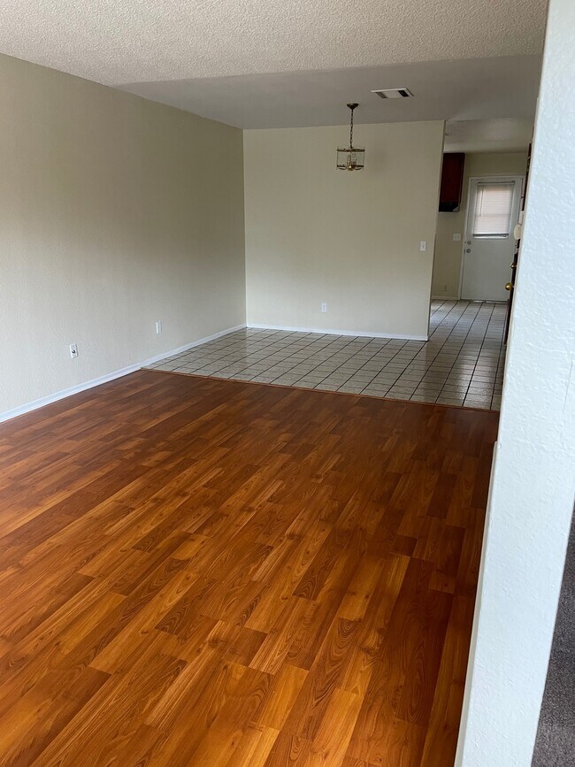 Foto del edificio - 11520 Archwood St