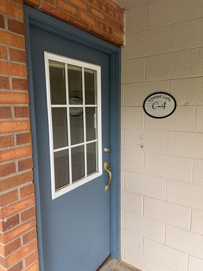 Building Photo - Location! Location! 2bd 1 ba Condo mere bl...