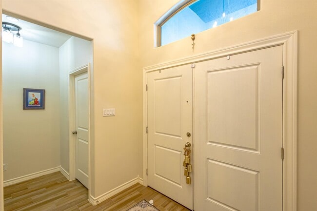 Building Photo - 514 Prado Dr