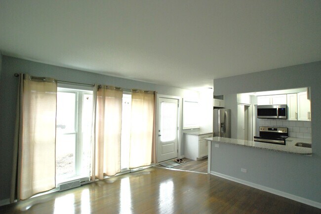 Building Photo - 417 W Stone Ave