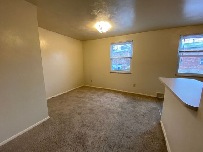 Building Photo - Perfect Two Bedroom Townhome in Plum! Ample Natural Light, Central A/C & More! Call Today!