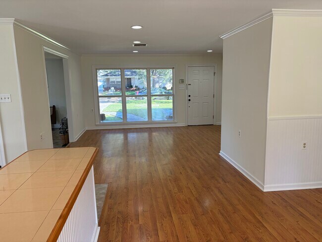 Sala de estar - 6034 Chamberlain Dr