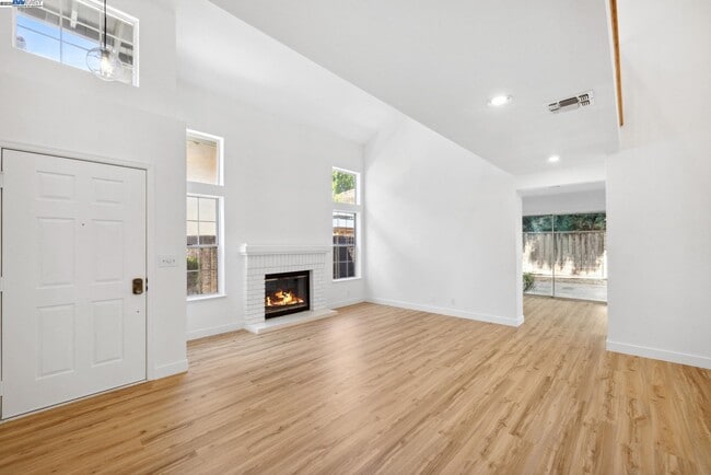 Building Photo - 1733 Magnolia Cir