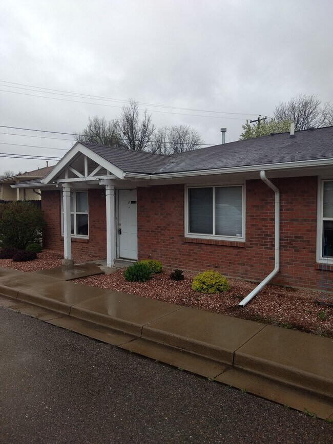 Foto del edificio - COZY 3 Bed 2 Bath Ranch Style Condo in Bou...