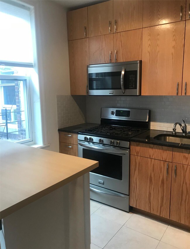 Foto del edificio - 646 W 207th St