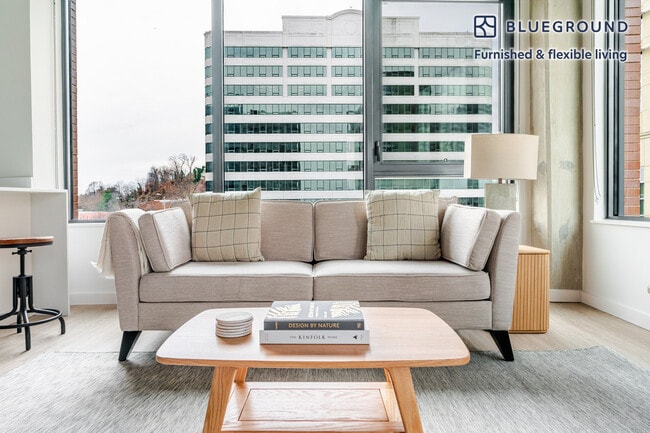 Foto del edificio - 3030 Potomac Ave