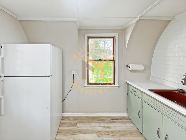 Building Photo - 2 Bed 1 Bath Single Family Home