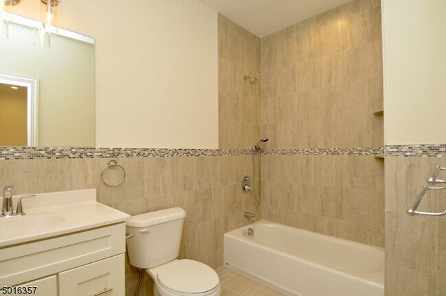 Building Photo - 724 Bloomfield Pl