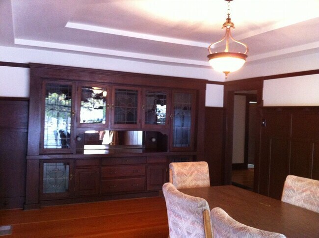 Building Photo - Rare Vintage Home