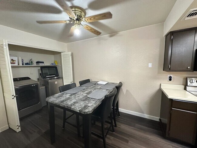 Foto del edificio - 3550 Bay Sands Dr