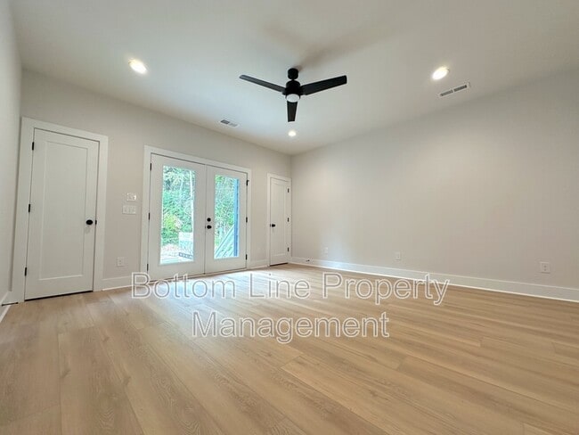 Foto del edificio - 1358 Briar Creek Rd