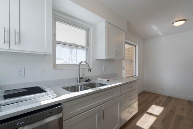 Foto del edificio - NEWLY REMODELED HOUSE W 2 KITCHENS + 2 Car...