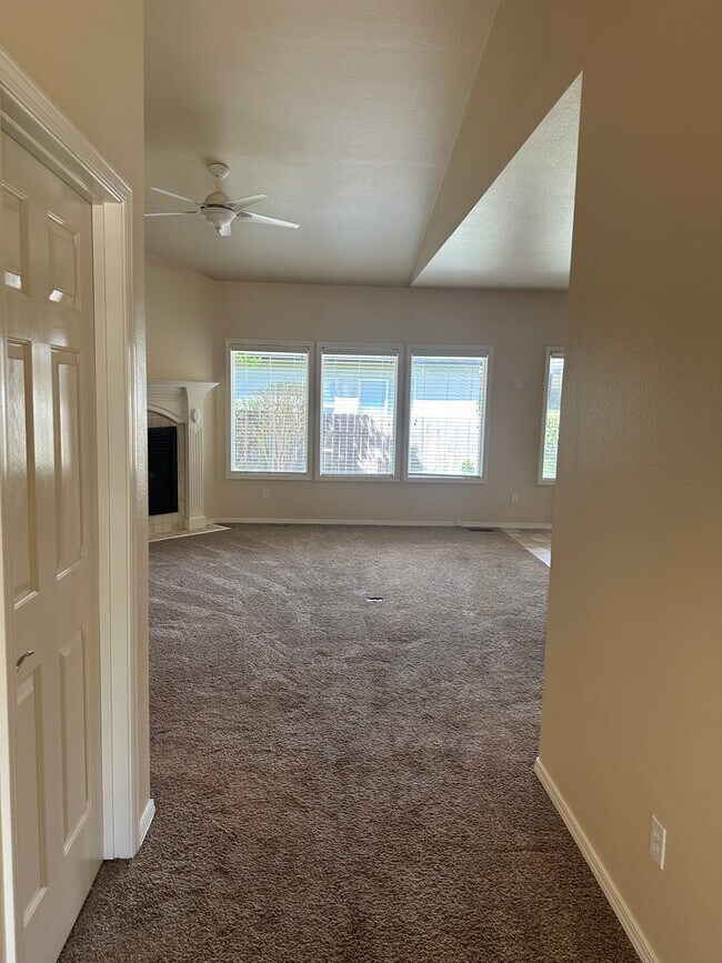 Foto del edificio - 6031 N Fountain Ln