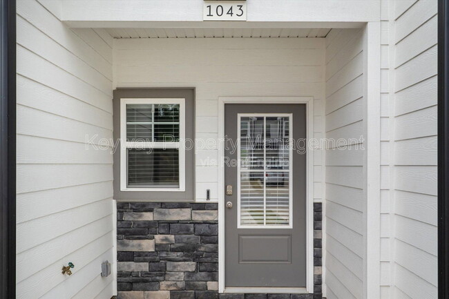Foto del edificio - 1043 Linsmore Ave