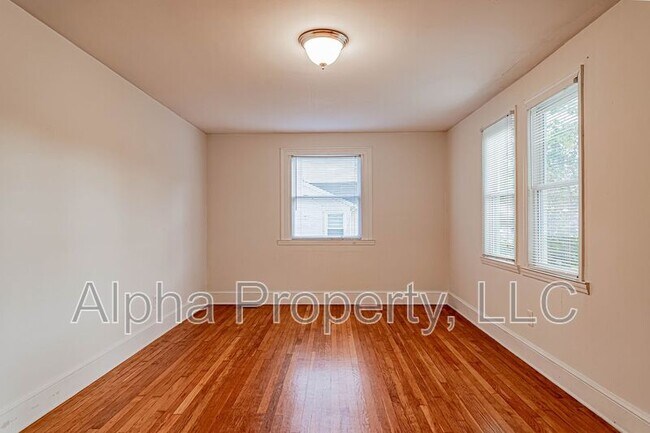Building Photo - 217 Charlesworth Ave