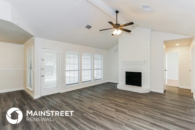 Building Photo - 2401 Cypress Dr