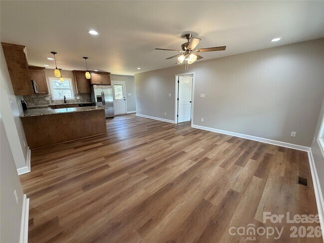 Foto del edificio - 1296 Micol Rd