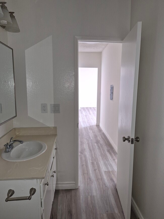 hallway - 5545 Lindley Ave