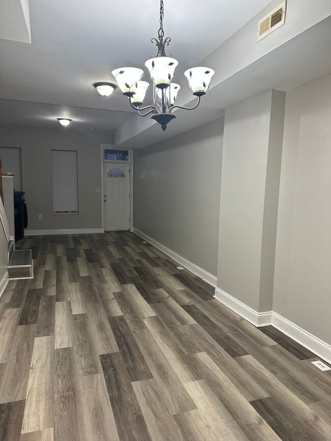 Foto del edificio - Spacious, Newly Renovated Home! Central Air! Finished Basement! W/D! Double Level Rear Deck! Avai...