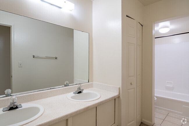 2BR, 1BA - 710SF - 404 Forest