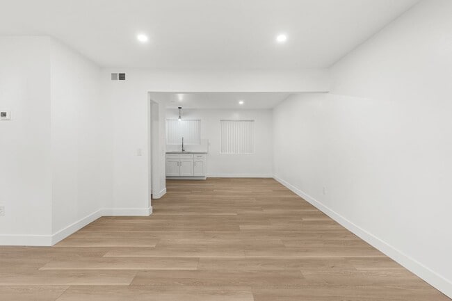 Building Photo - 994 El Camino Dr