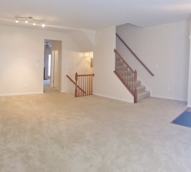 Building Photo - 128 Buttonwood Ct