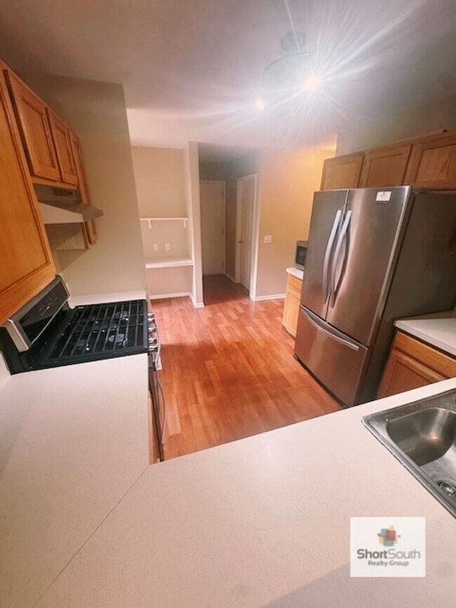 Building Photo - Updated 3 Bed 3.5 Bath Condo