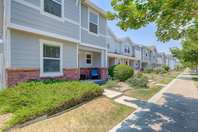 Foto del edificio - Evolve Real Estate: Beautiful Corner Townhome Available for Move-in on July 21st!