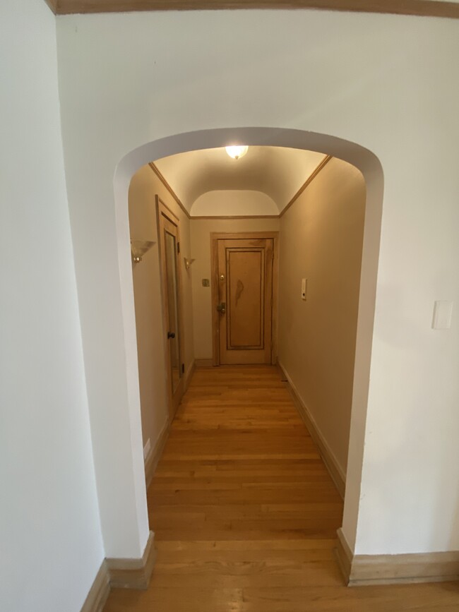 Foyer - 5329 S Dorchester Ave