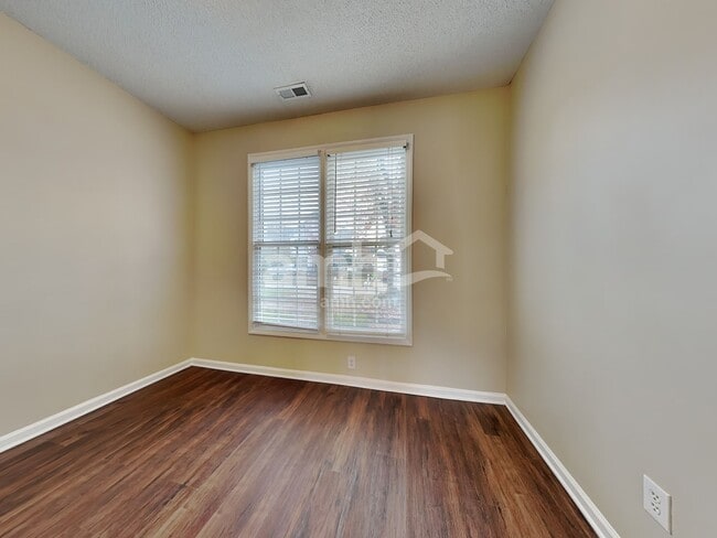 Building Photo - 537 Hanska Way