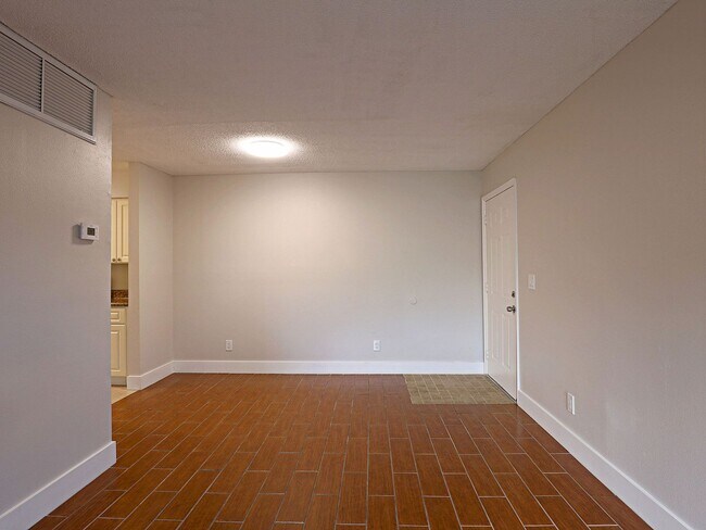 Building Photo - $250 OFF FIRST MONTH RENT!! Affordable & Newly Remodeled 1-Bedroom in the Heart of Fort Myers!