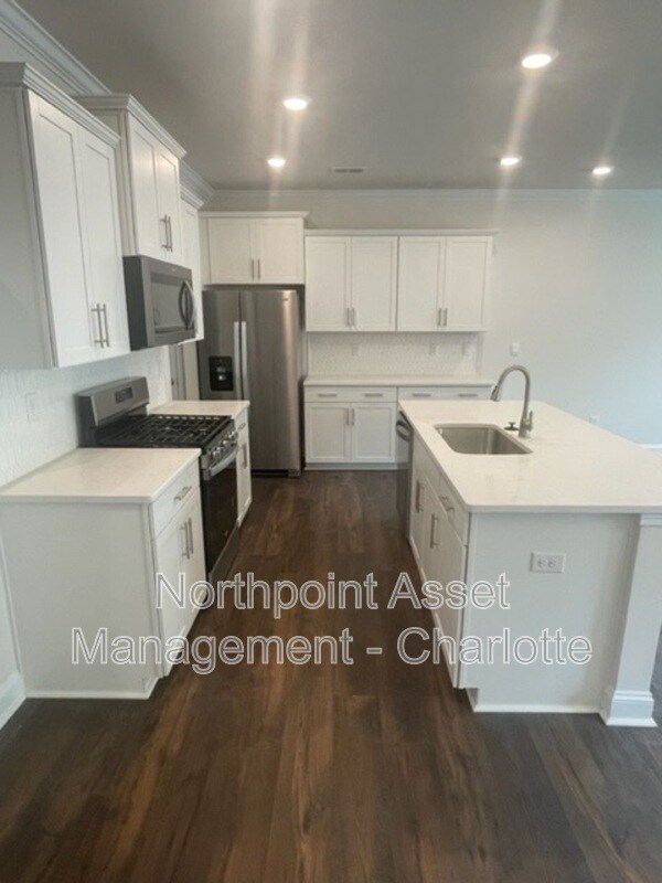 Foto del edificio - 1230 Pinewood Dr