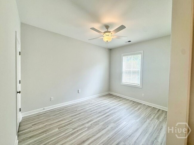 Foto del edificio - 123 Waterside Ln