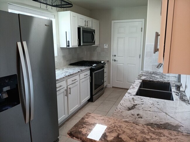 Building Photo - Stunning 4-bedroom 3-bathroom home in Santa Fe! Showings available NOW!