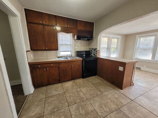 Foto del edificio - Four bedroom home on Indianola Ave with large yard and two decks!