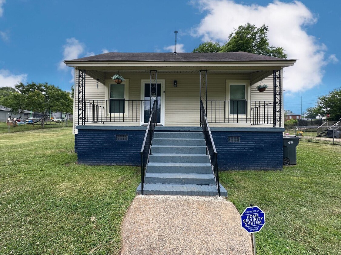 Foto principal - Beautifully Renovated 2 Bedroom 1 Bathroom...
