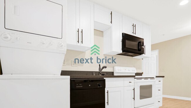 Foto del edificio - *LOWER UNIT ONLY, UPPER UNIT IS OCCUPIED* ...