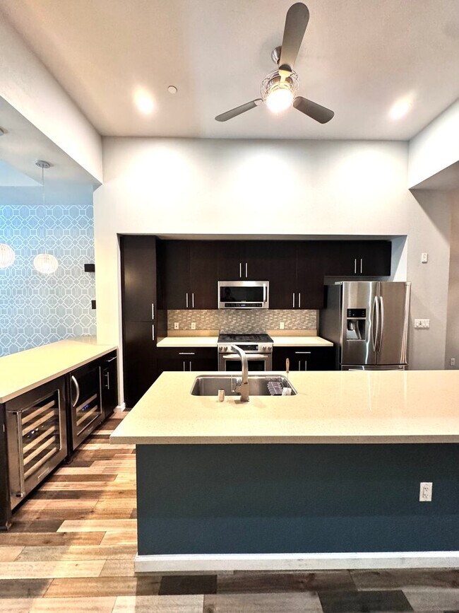 Foto del edificio - Luxury Townhome Living in the Heart of Downtown Long Beach | 2 Bed + 2.5 Bath | 1,875 SF
