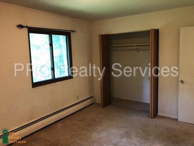 Building Photo - Two Bedroom 2nd floor Apartment!