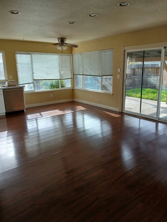 Foto del edificio - 6556 Mossview Way