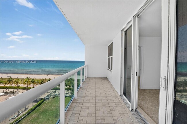 Foto del edificio - 5001 Collins Ave