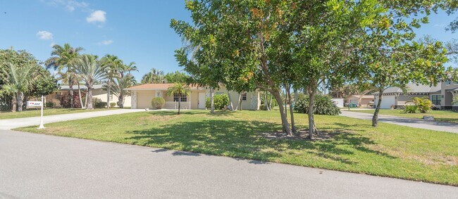 Foto del edificio - Indian Harbor Beach Stunner! Corner Lot Cl...