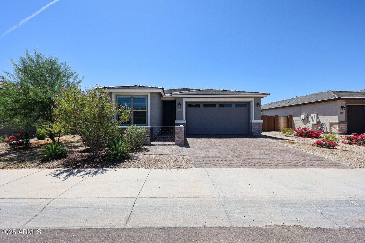 Foto principal - 24167 W Whyman Ave