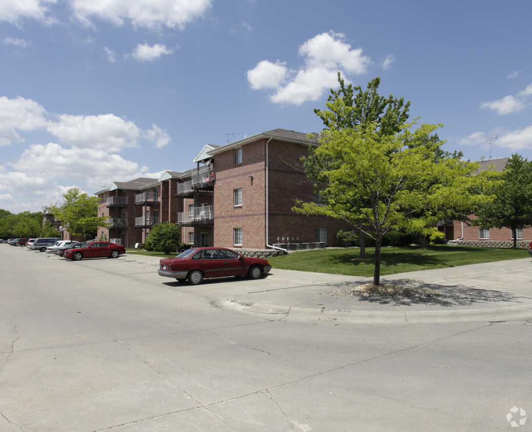 Primary Photo - Embassy Park Apartments