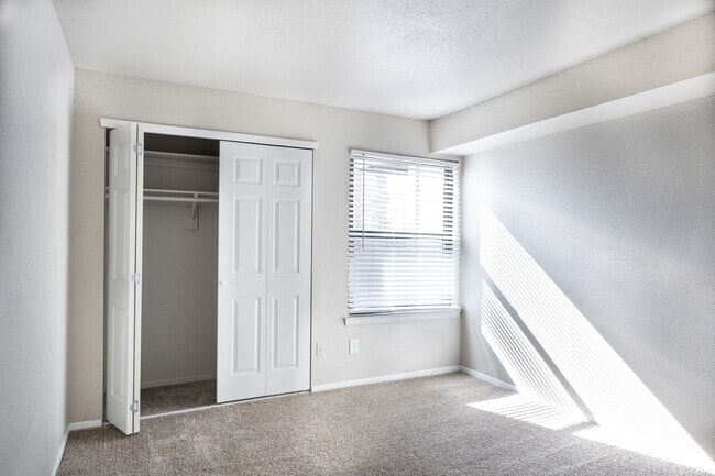 2 habitaciones, 2 baños, 996 pies cuadrados, dormitorio - Pembroke Lake Apartments