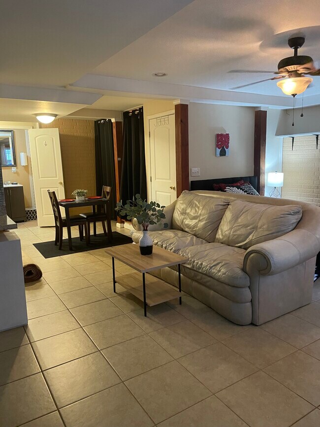 Foto del edificio - 817 Ravins Way