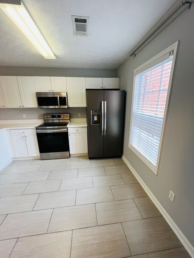 Foto del edificio - Donahue Crossing Condos, Unit 403