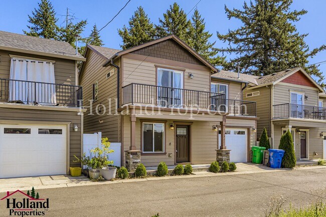 Building Photo - Spacious 4-Bedroom Home in Prime Location ...